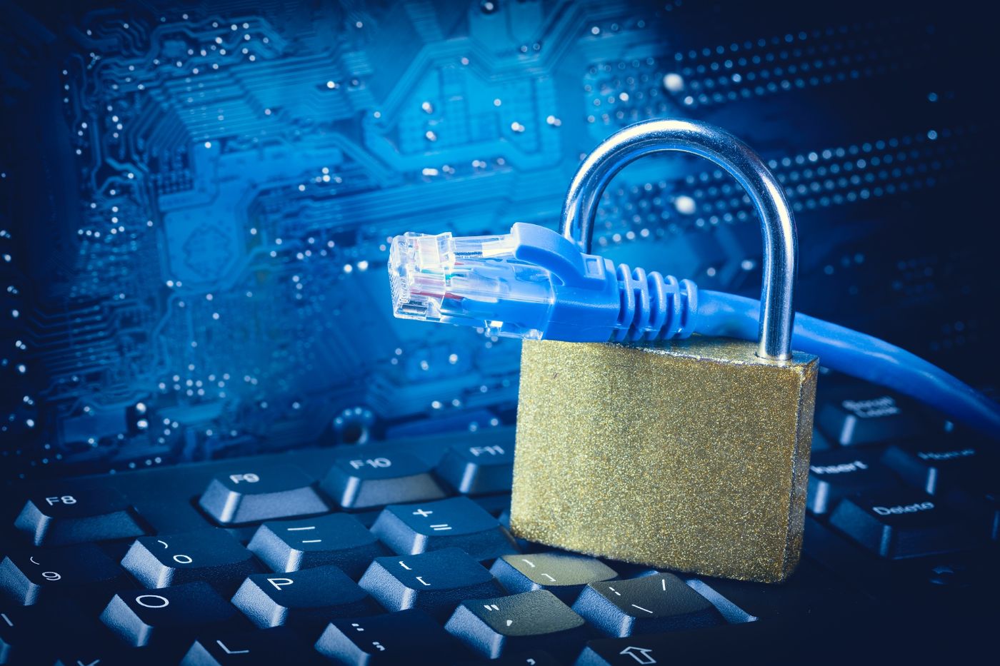 Cadenas posé sur un clavier avec un câble réseau